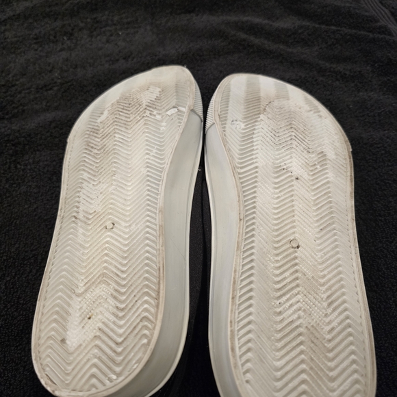 Hashtag Queen Bee Black Slip-On Shoes with Crown & Bee Graphics Size 11 - Picture 5 of 5